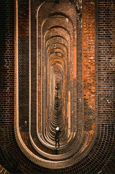 Deze bakstenen brugpijlers symbolisren de schijnbaar gevangen mind